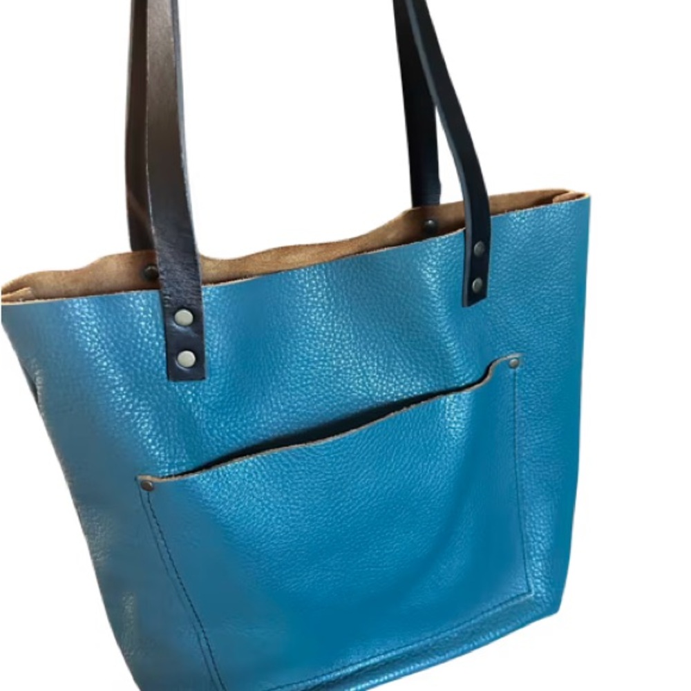 🦄 Unicorn alert! Portland Leather Turquoise Med Classic Tote Bag